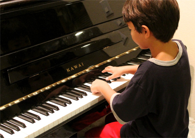 ピアノを弾く子ども